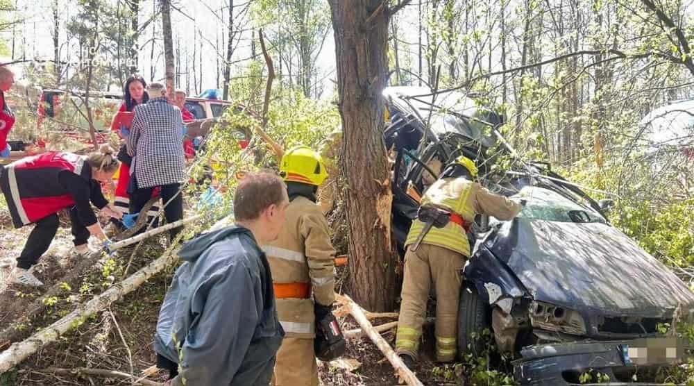 Неподалік Коростеня автівка з’їхала в кювет та перекинулась: двох осіб було затиснуто в легковику