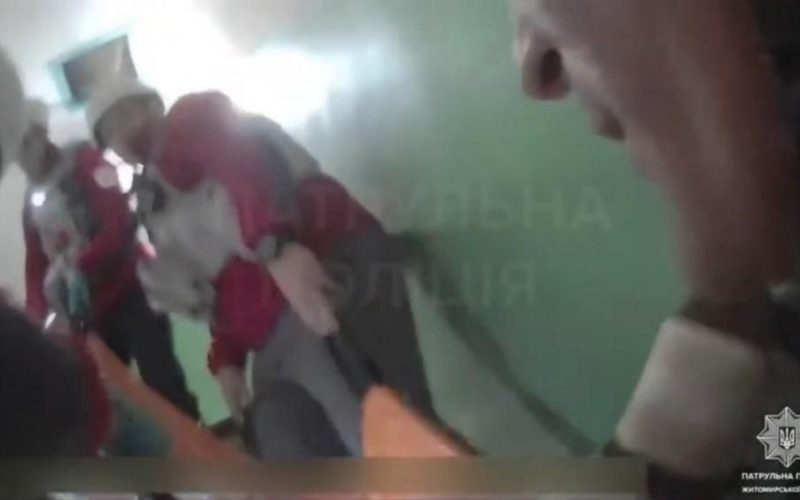 Житомирські патрульні показали відео, як евакуювали жителів району, що постраждали від повітряної атаки