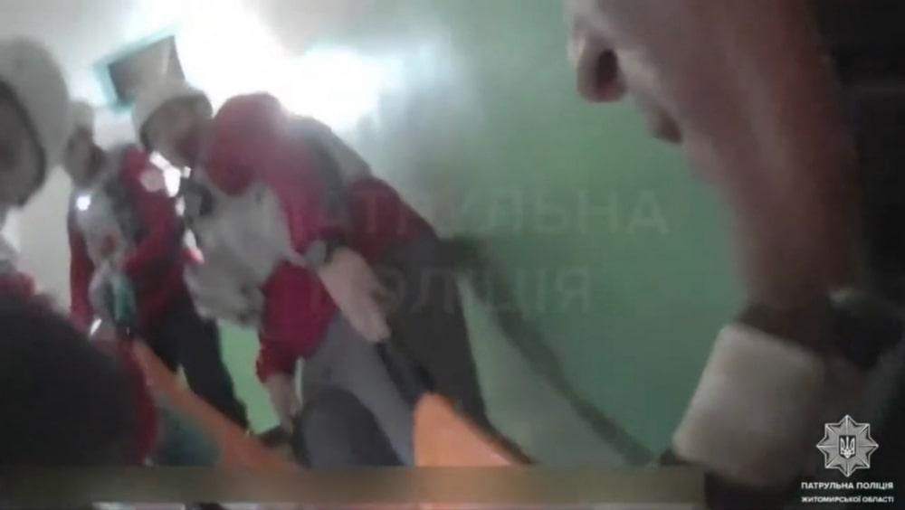 Житомирські патрульні показали відео, як евакуювали жителів району, що постраждали від повітряної атаки