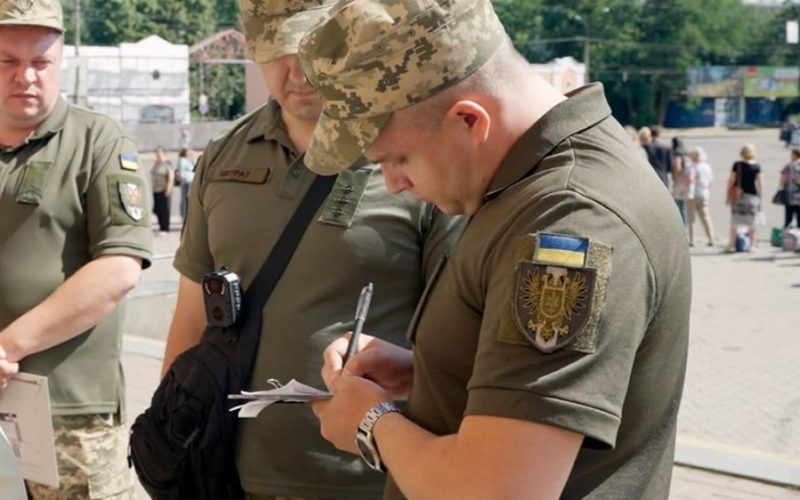 Військових ТЦК без бойового досвіду та обмежень щодо здоров’я переведуть у зону бойових дій — Генштаб