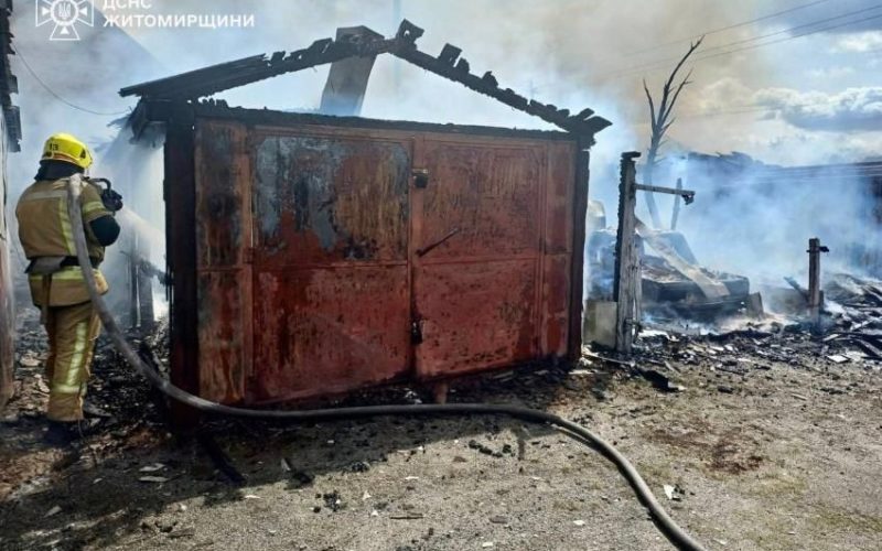 Через недопалок у Малині вогонь знищив п’ять гаражів, сараї та автомобіль