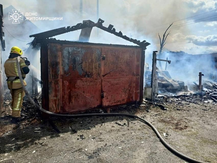 Через недопалок у Малині вогонь знищив п’ять гаражів, сараї та автомобіль