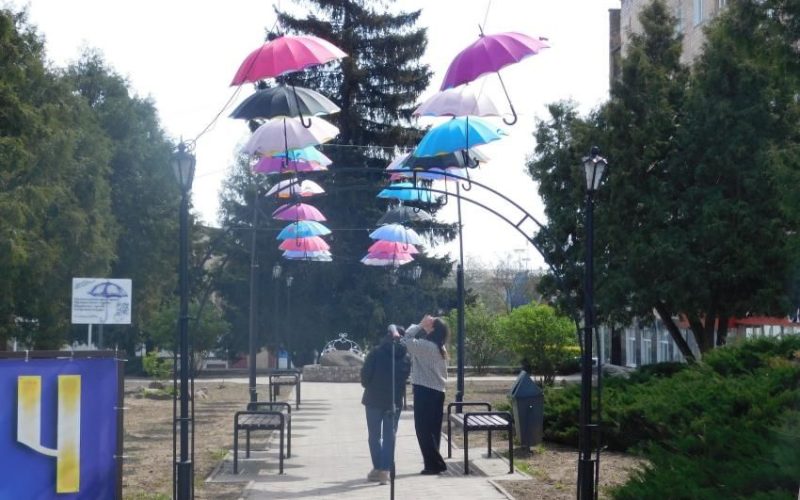 В Овручі з’явилась алея парасольок