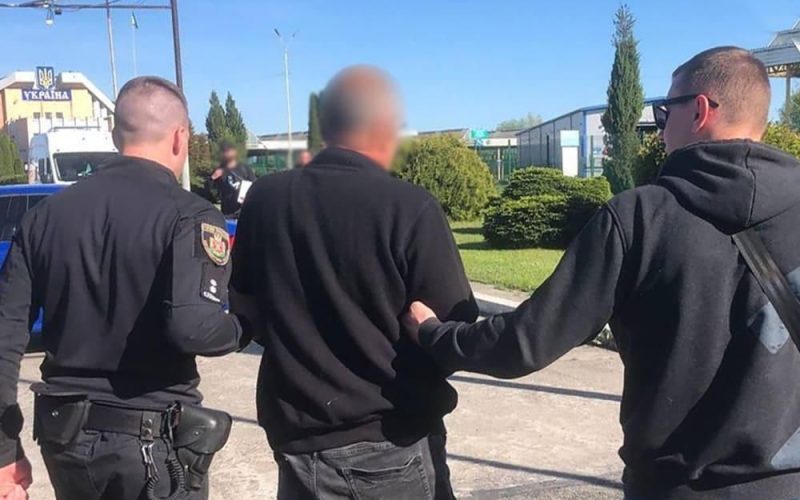 Підозрюють у торгівлі людьми та вимаганні – з Німеччини екстрадували жителя Житомирщини