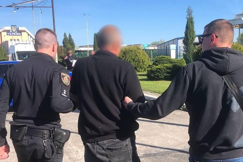 Підозрюють у торгівлі людьми та вимаганні – з Німеччини екстрадували жителя Житомирщини