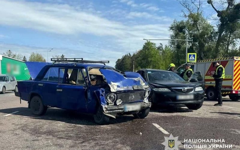 Поблизу Житомира водій на Mazda врізався у ВАЗ жителя Коростенщини: травмовані четверо