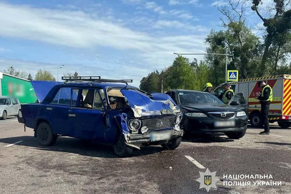 Поблизу Житомира водій на Mazda врізався у ВАЗ жителя Коростенщини: травмовані четверо