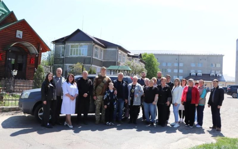 Медики Олевської громади допомогли зібрати кошти на придбання автівки для земляка-захисника