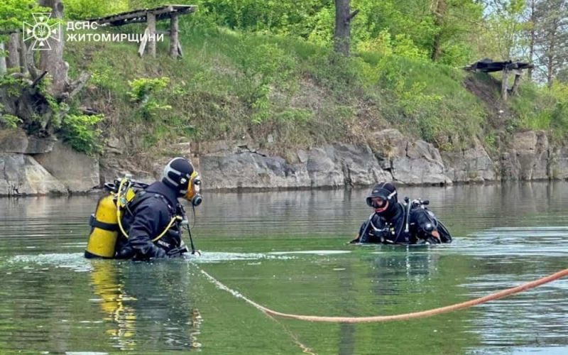 У Коростенському районі з водойми водолази-піротехніки дістали дві міни