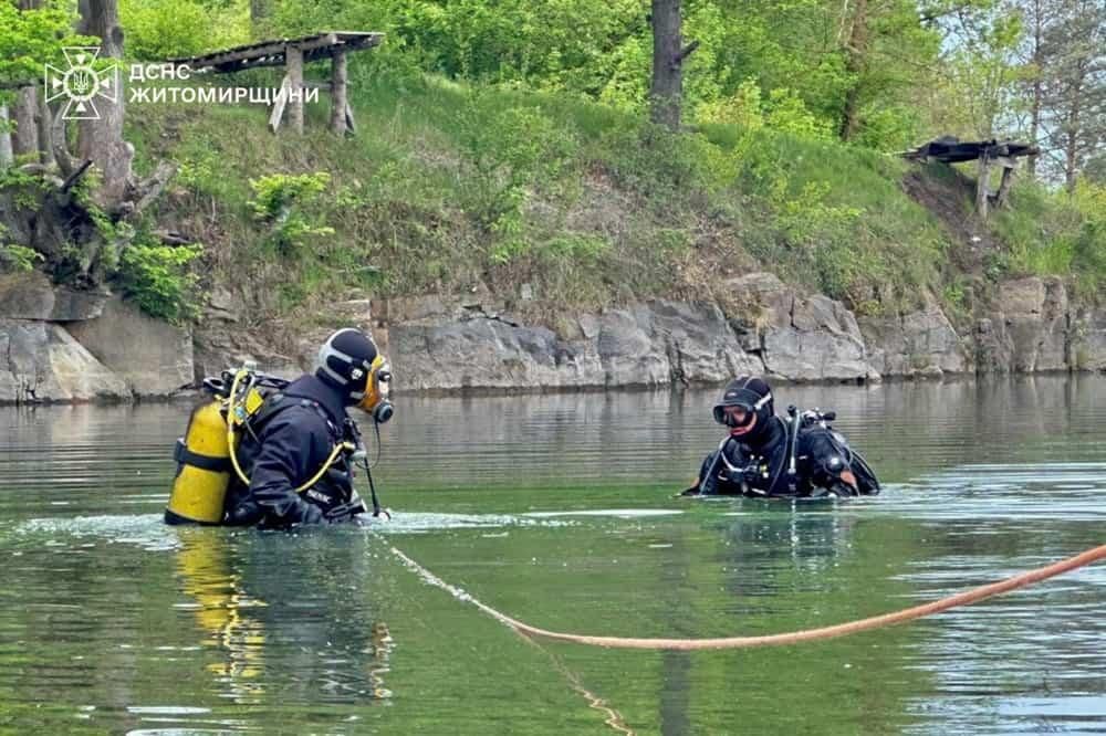 У Коростенському районі з водойми водолази-піротехніки дістали дві міни