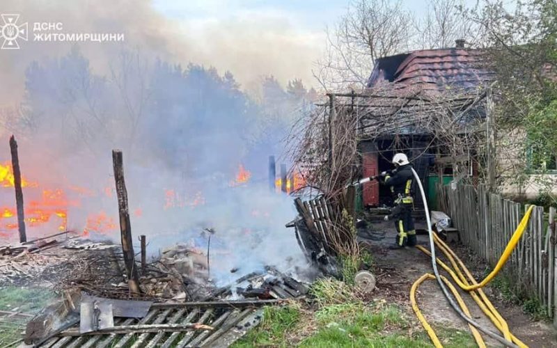У селі неподалік Коростеня горіла господарча будівля, вогонь перекинувся на житловий будинок