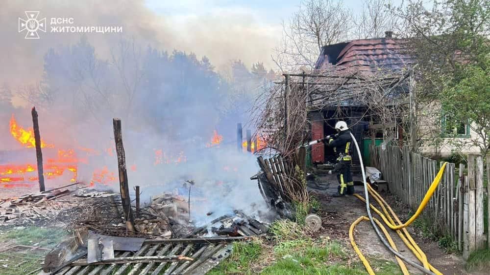 У селі неподалік Коростеня горіла господарча будівля, вогонь перекинувся на житловий будинок