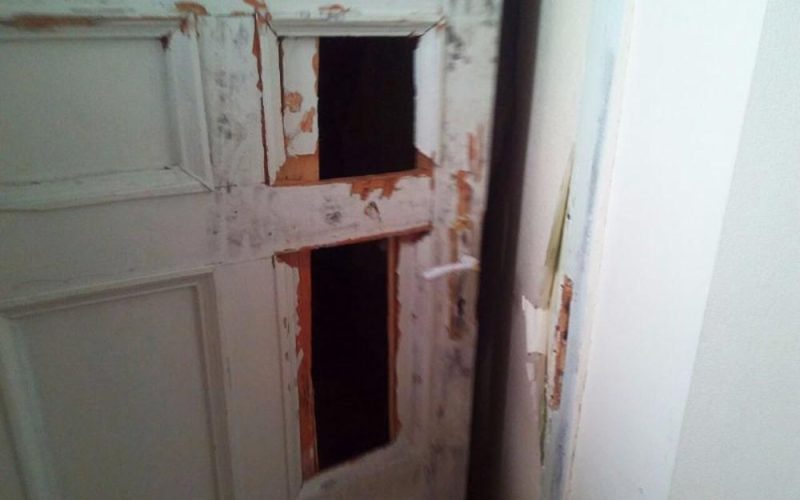 На Житомирщині через неприязні стосунки підлітки пошкодили в гуртожитку двері кімнати 16-річної дівчини
