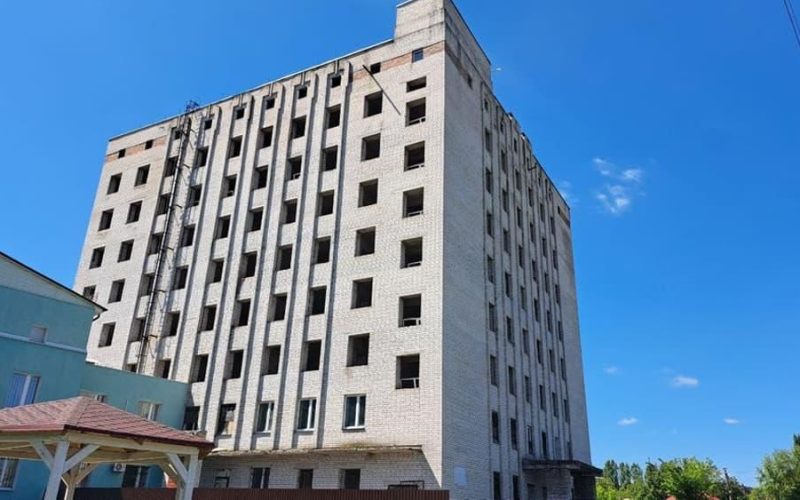 Оновили дах, замінили вікна, утеплили фасад – як у Коростені триває завершення будівництва восьмиповерхового корпусу лікарні