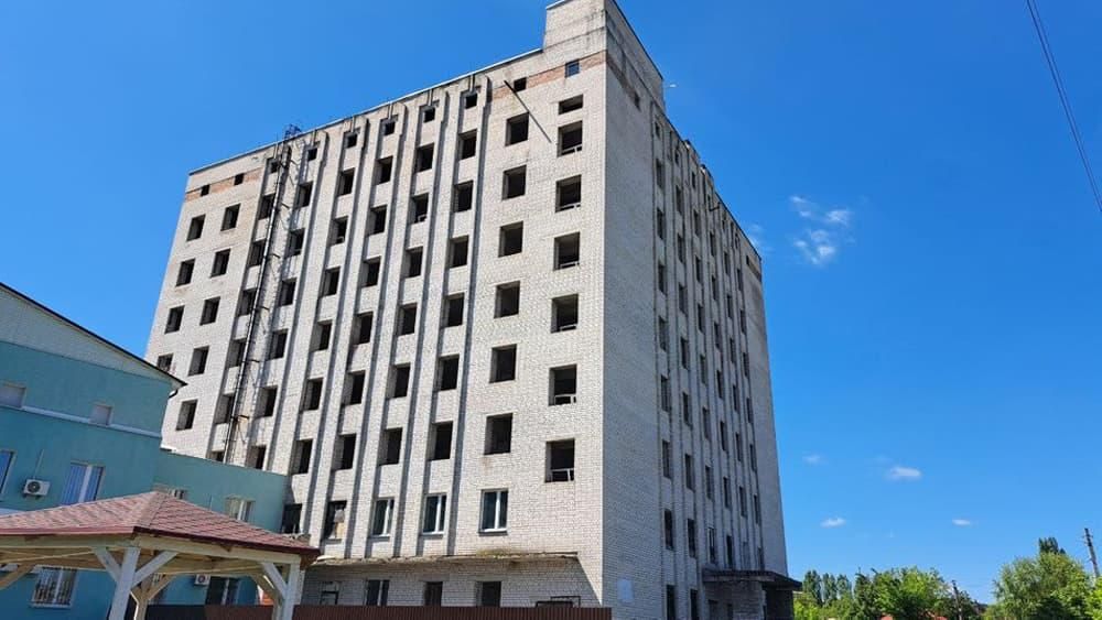 Оновили дах, замінили вікна, утеплили фасад – як у Коростені триває завершення будівництва восьмиповерхового корпусу лікарні