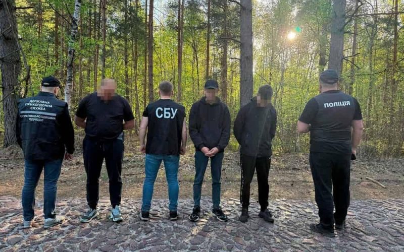 Прикордонники Житомирщини виявили трьох чоловік: намагались незаконно покинути кордон
