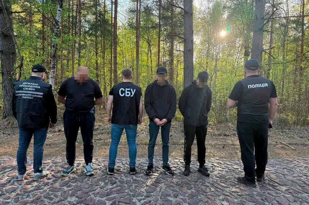 Прикордонники Житомирщини виявили трьох чоловік: намагались незаконно покинути кордон