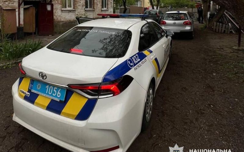 У місті Житомирської області чоловік погрожував поліцейським гранатою та вимагав передати зброю