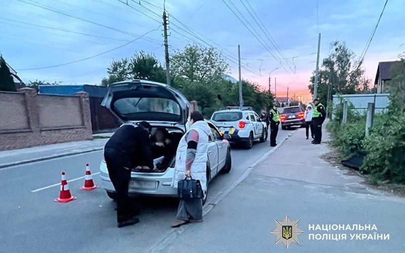 На Житомирщині водій Opel перевозив сина у багажнику та травмував двох поліцейських