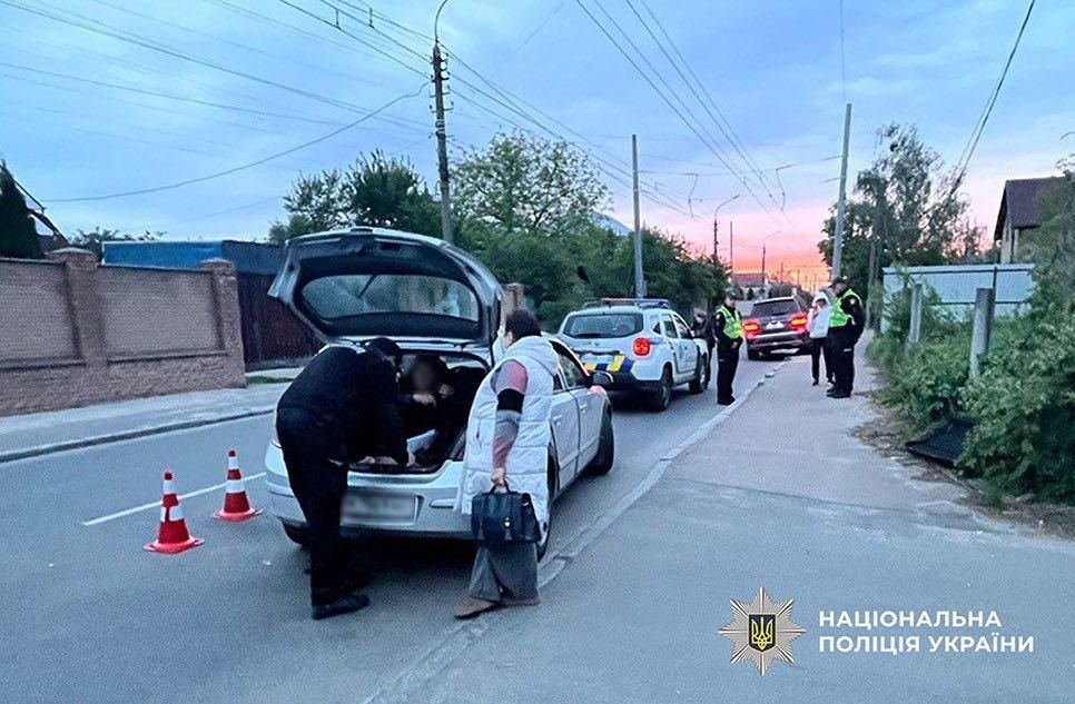 На Житомирщині водій Opel перевозив сина у багажнику та травмував двох поліцейських
