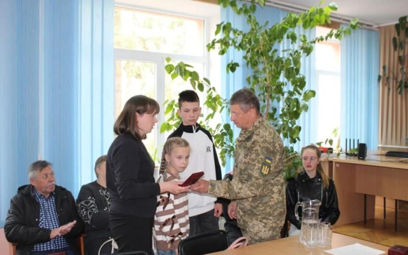 У селищі Коростенської громади родинам загиблих Захисників вручили посмертні нагороди