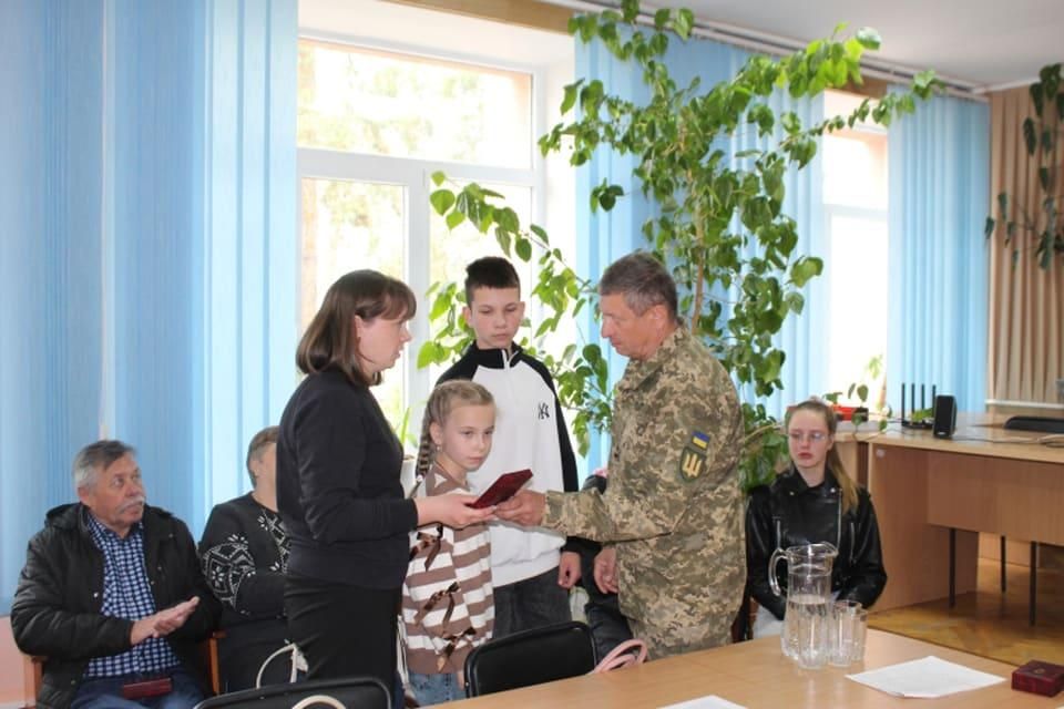 У селищі Коростенської громади родинам загиблих Захисників вручили посмертні нагороди