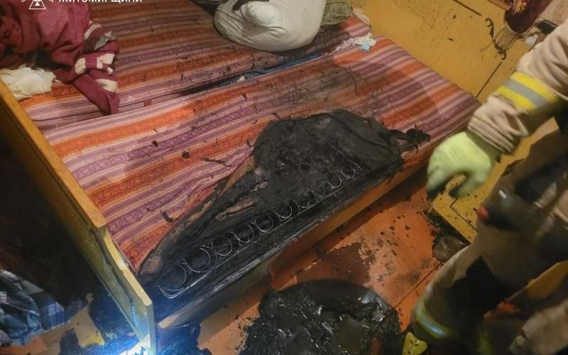 У Коростені в п’ятиповерхівці горіла квартира: вогнеборці врятували жінку та чоловіка