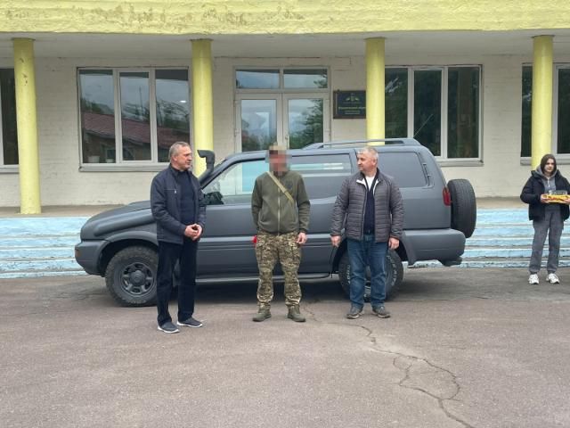 Захисні сітки, подарунки та автомобіль передали жителі Олевської громади одному із захисників
