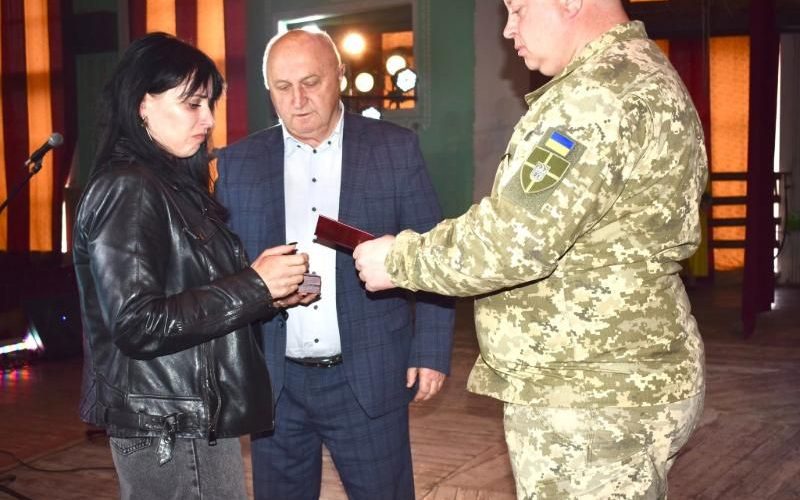 У Коростені під час концерту до Дня матері рідним передали посмертні нагороди Захисників