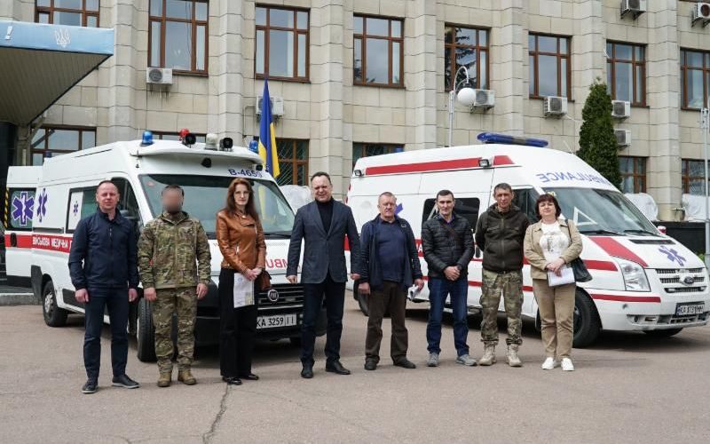 Малинська міська лікарня отримала спецавтомобіль для надання допомоги військовим