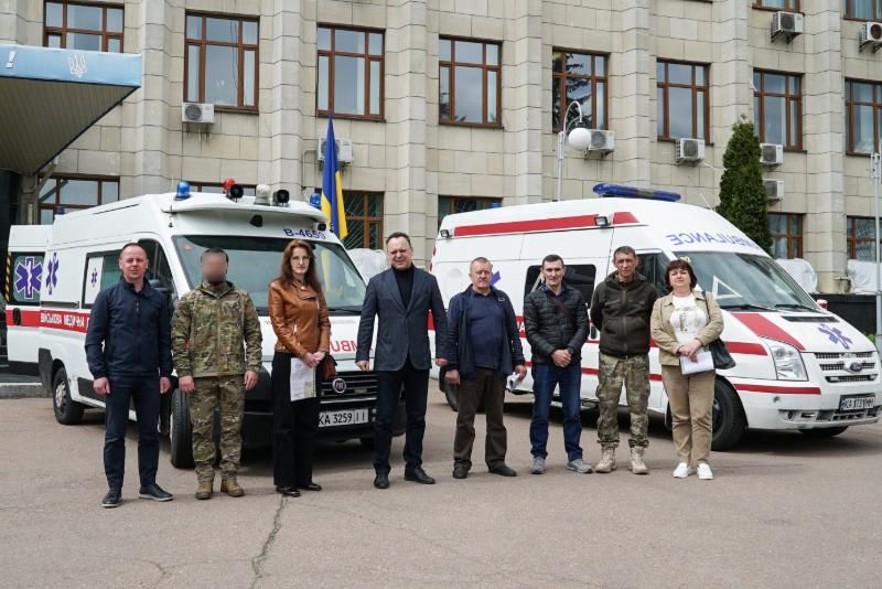 Малинська міська лікарня отримала спецавтомобіль для надання допомоги військовим