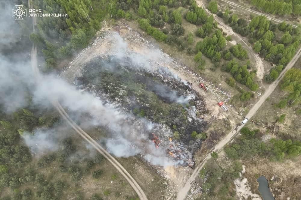 У селі Коростенського району пожежники понад 10 годин боролися з вогнем, що охопив сміттєзвалище