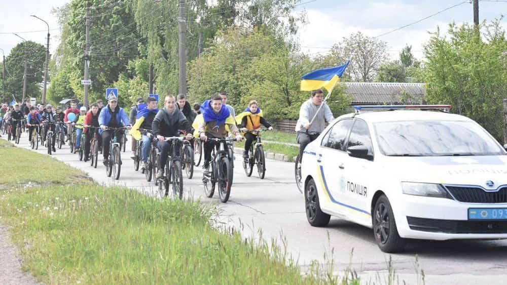 Велопробіг у вишиванках: коростенських школярів частували українськими стравами