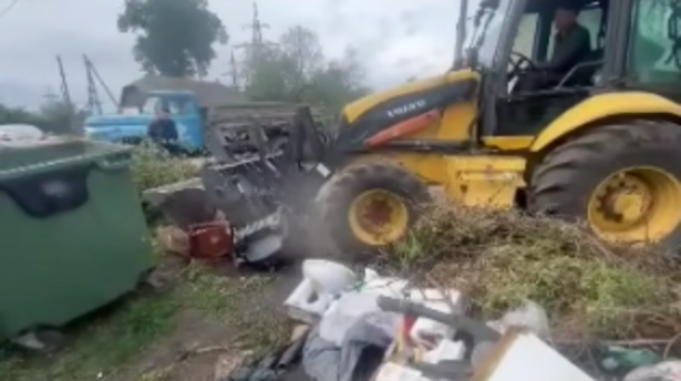Комунальники ліквідували стихійне сміттєзвалище на одній з вулиць у Малині