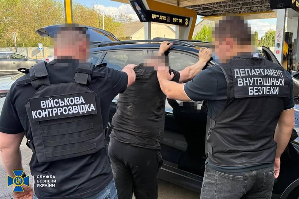 На одній із заправок в Житомирській області затримали чоловіка, який за 15 тис. доларів обіцяв ухилянтам “подорож” за кордон