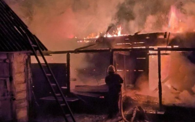 За дві години рятувальники ліквідували пожежу в дерев’яному будинку в одному з сіл Коростенщини