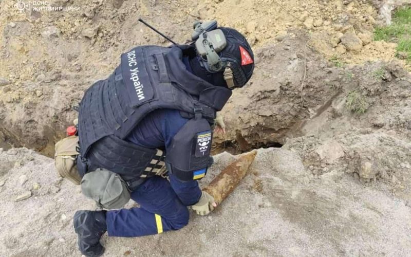 В Овручі комунальники натрапили на 10 артснарядів