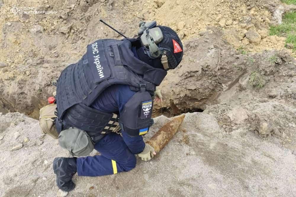 В Овручі комунальники натрапили на 10 артснарядів