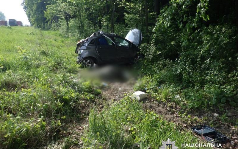 На Житомирщині вантажівка в’їхала у припаркований на узбіччі Mercedes: водійка загинула