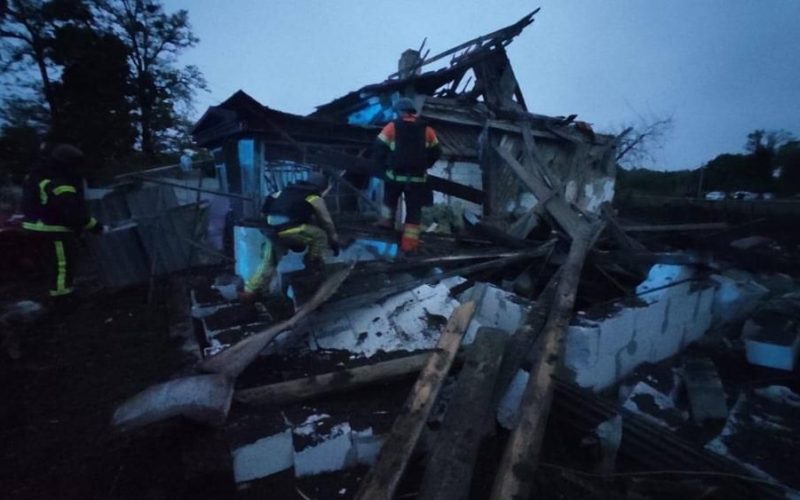 Наслідки ворожого обстрілу в одній з громад Житомирщини: пошкоджені житлові будинки, магазин, лінії електропередач та водомережі