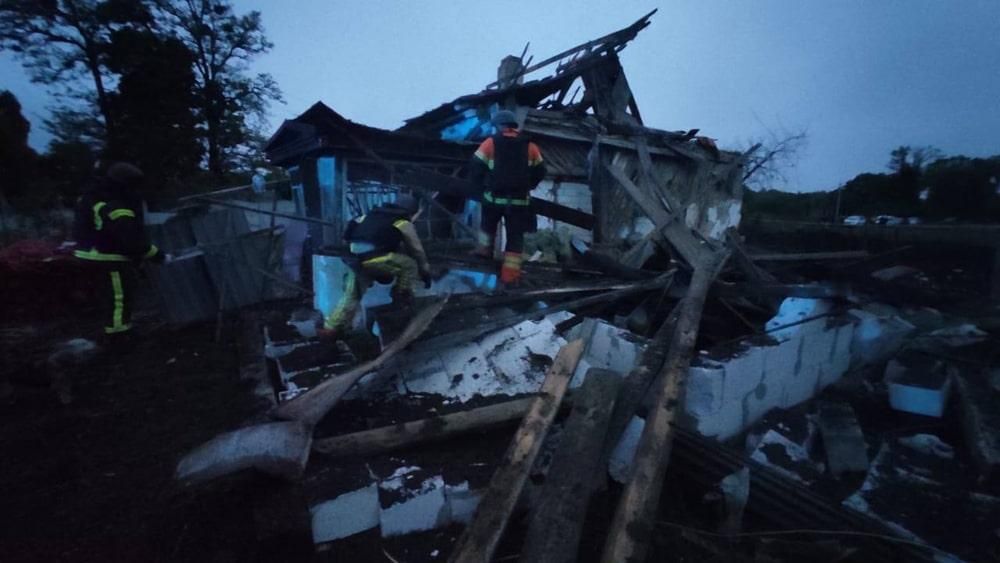 Наслідки ворожого обстрілу в одній з громад Житомирщини: пошкоджені житлові будинки, магазин, лінії електропередач та водомережі