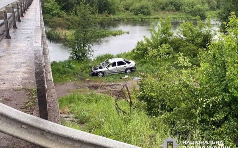 Неподалік Коростеня Ford врізався у колесовідбійник та з’їхав у кювет: водій загинув