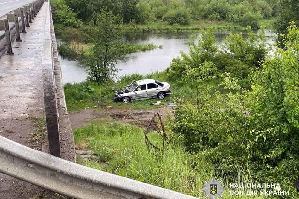Неподалік Коростеня Ford врізався у колесовідбійник та з’їхав у кювет: водій загинув