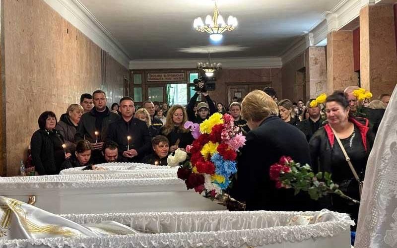 У місті Житомирської області попрощалися з трьома дітьми, які загинули через атаку ворога