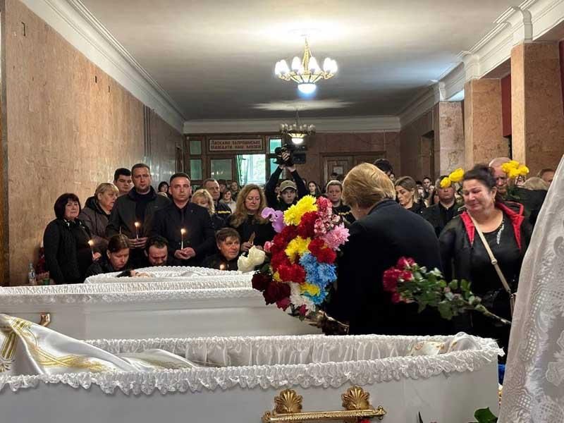 У місті Житомирської області попрощалися з трьома дітьми, які загинули через атаку ворога