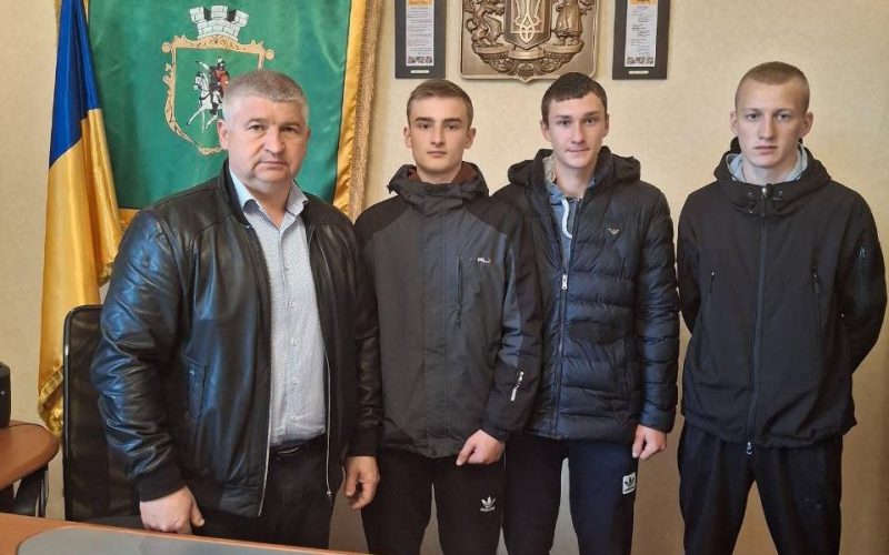 Учні одного з ліцеїв Олевщини під час благодійного ярмарку зібрали кошти та передали їх на потреби ЗСУ