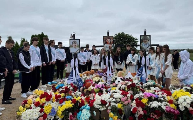 У Коростишеві випускники місцевого ліцею відвідали могилу однокласника, чиє життя забрала рф