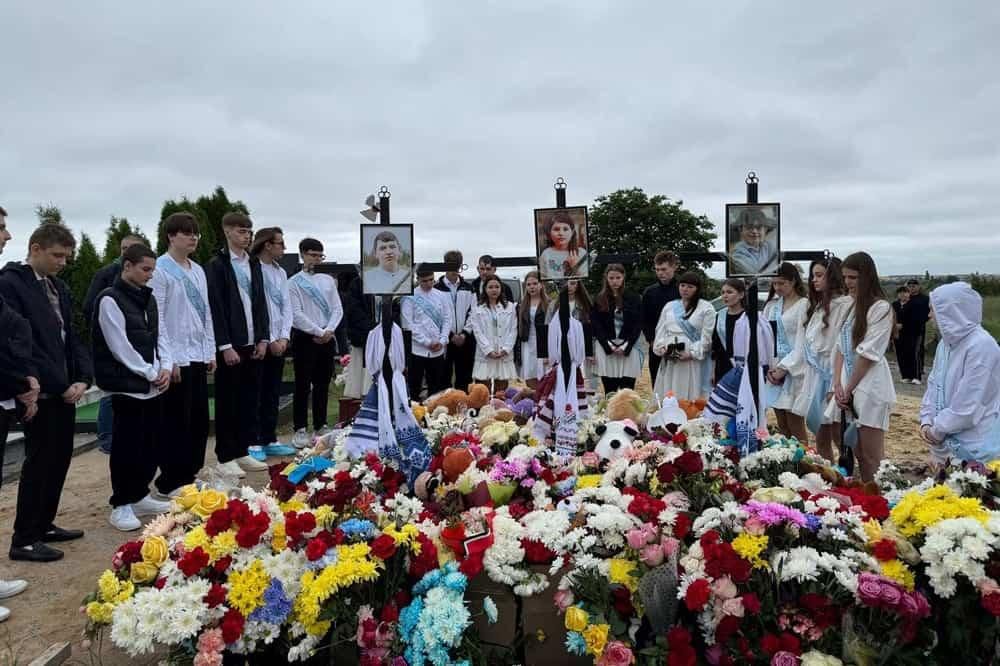 У Коростишеві випускники місцевого ліцею відвідали могилу однокласника, чиє життя забрала рф