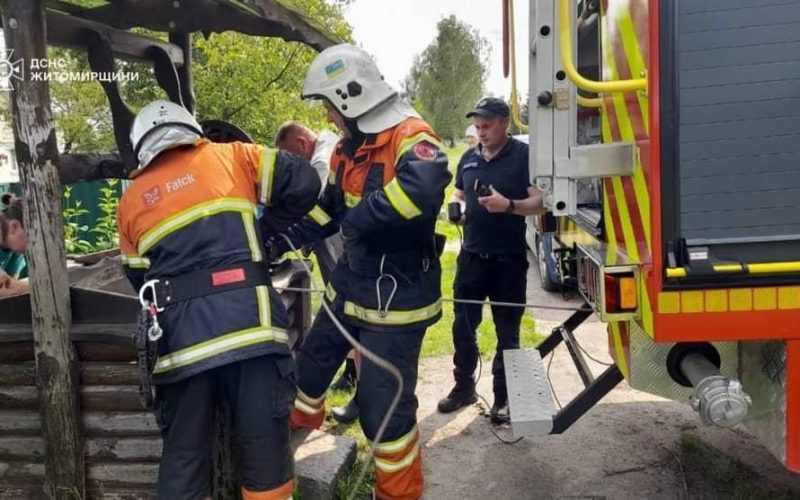 Бійці ДСНС врятували чоловіка, який впав у криницю на Житомирщині