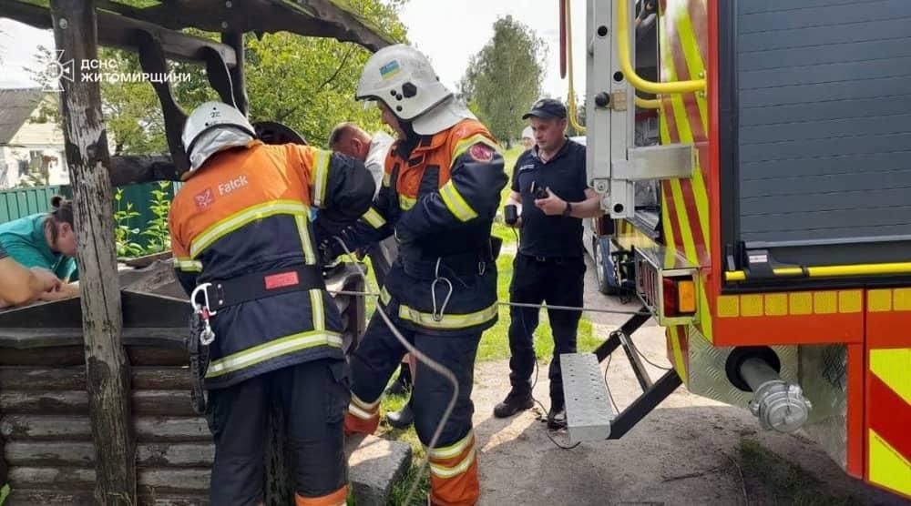 Бійці ДСНС врятували чоловіка, який впав у криницю на Житомирщині